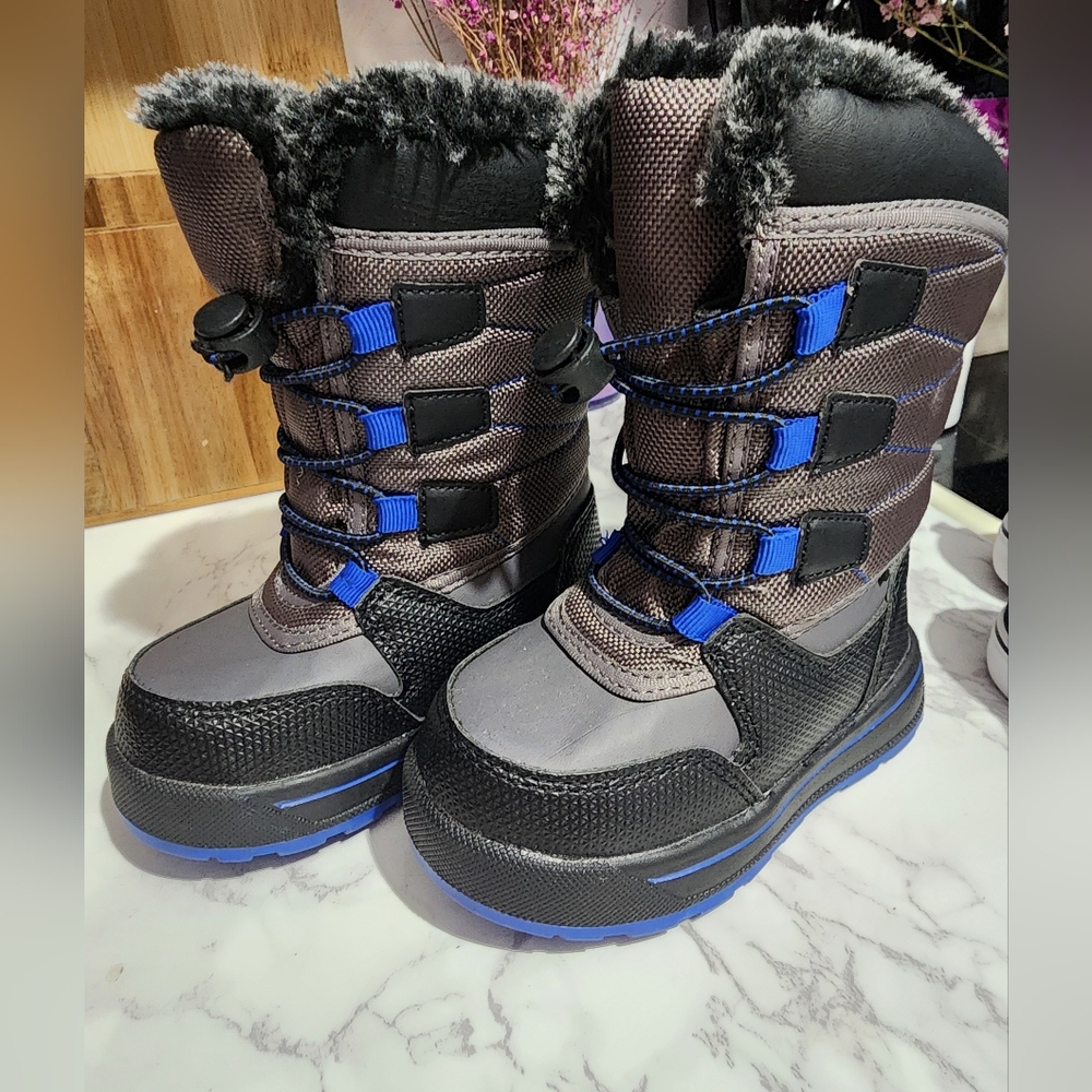 Toddler boys size 6 snow boots